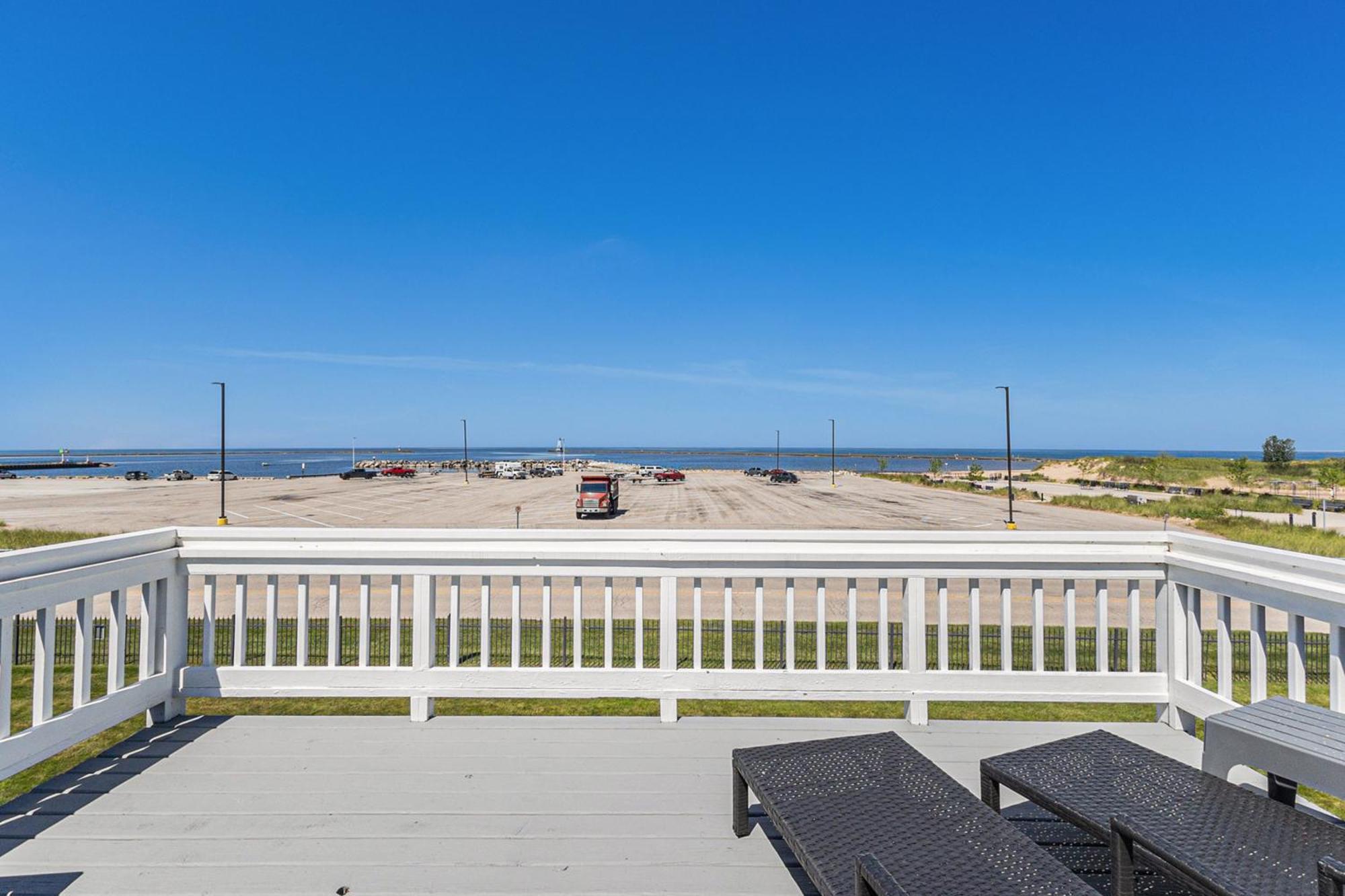 Snyders Shoreline Inn Ludington Exterior photo